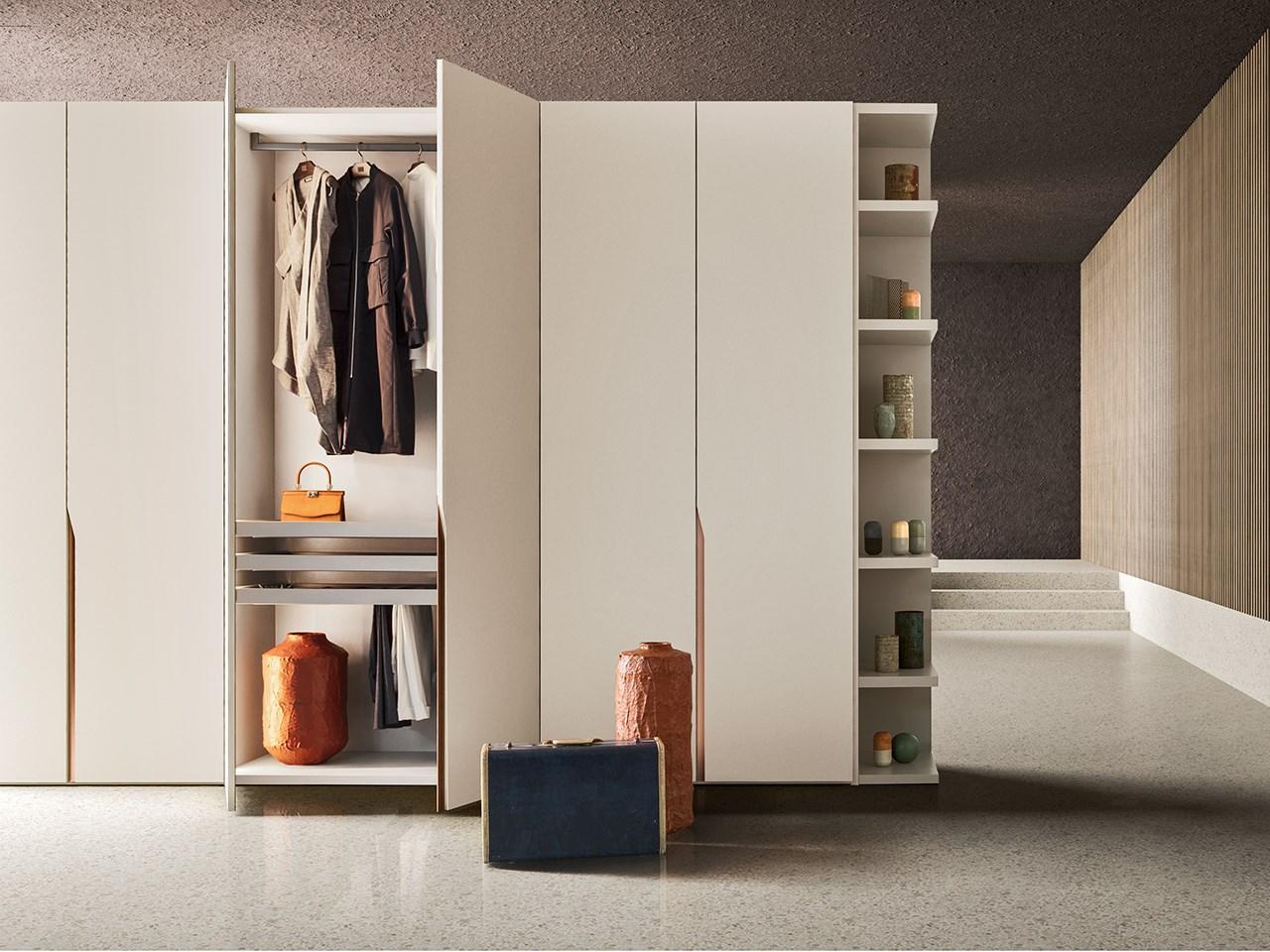 MANHATTAN Lacquered wooden wardrobe