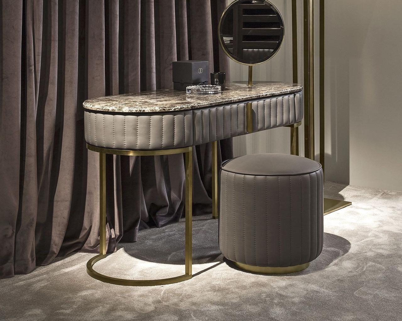 LIPS Round leather pouf