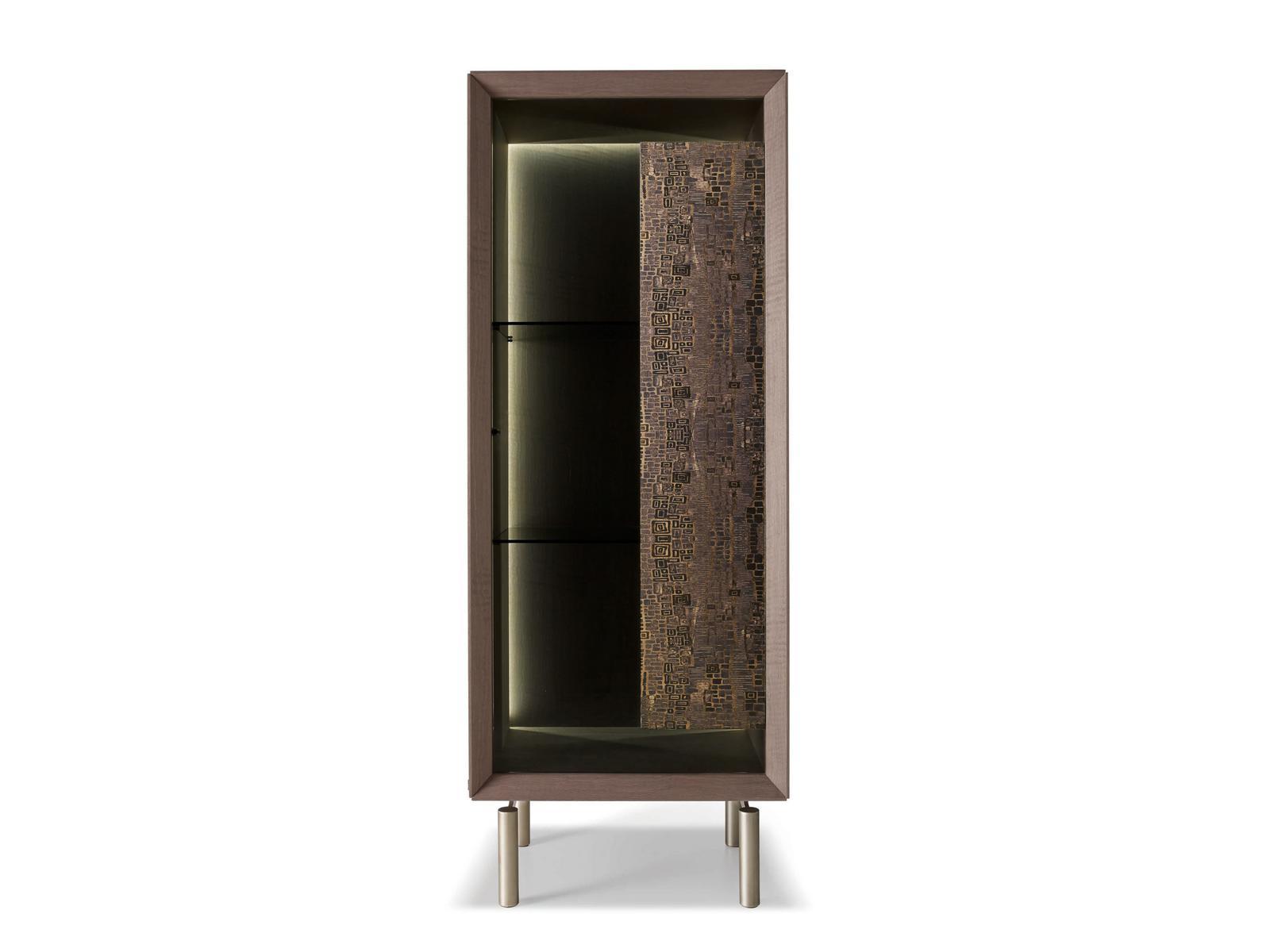 QUADRO Display cabinet with integrated lighting