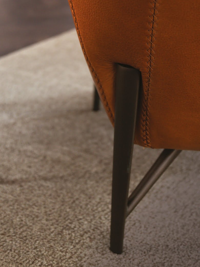 VENERE Contemporary armchair with a slim, enveloping structure and soft cushion for comfort, ideal for space efficiency without compromising on style.