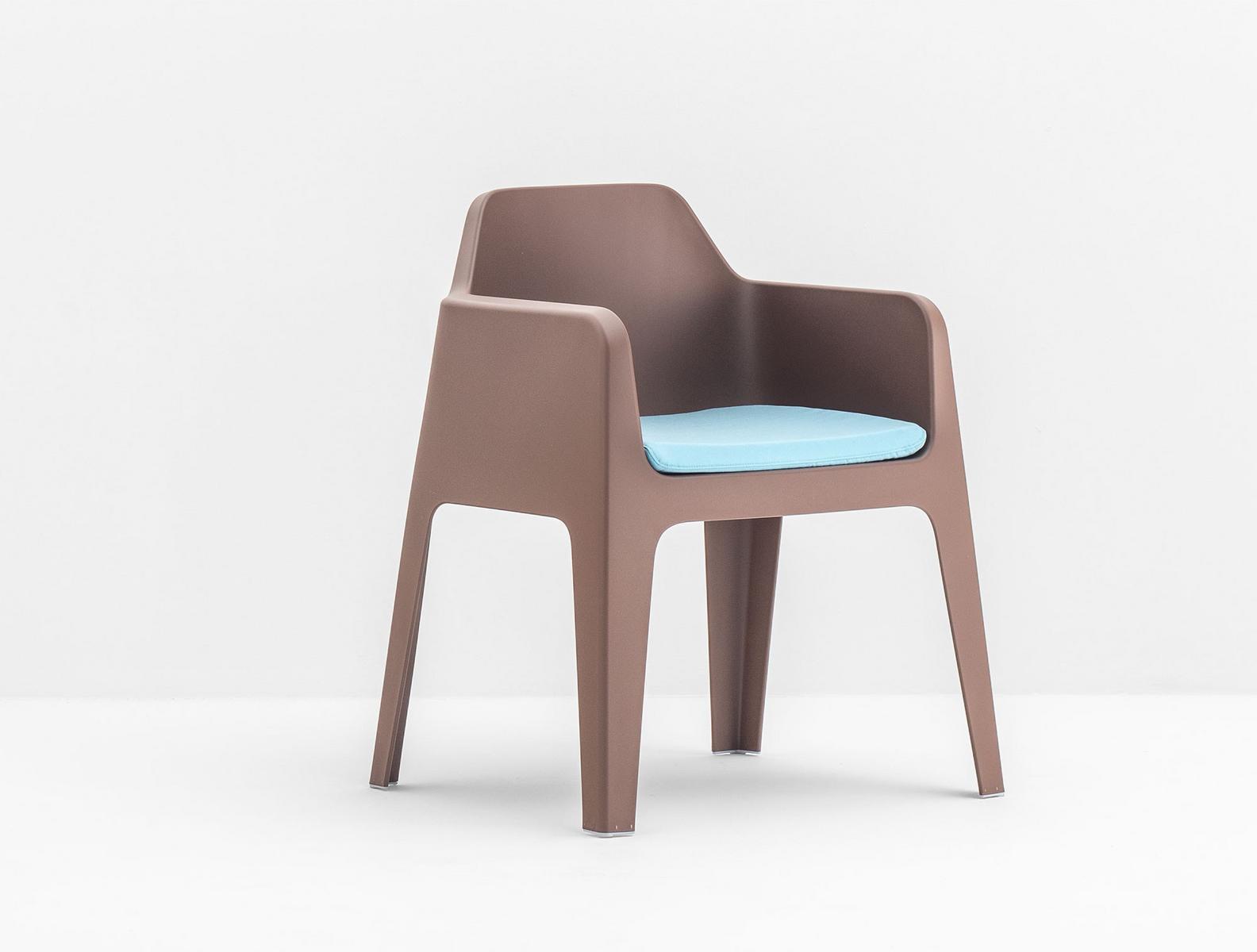 PLUS 630 Stackable polypropylene chair