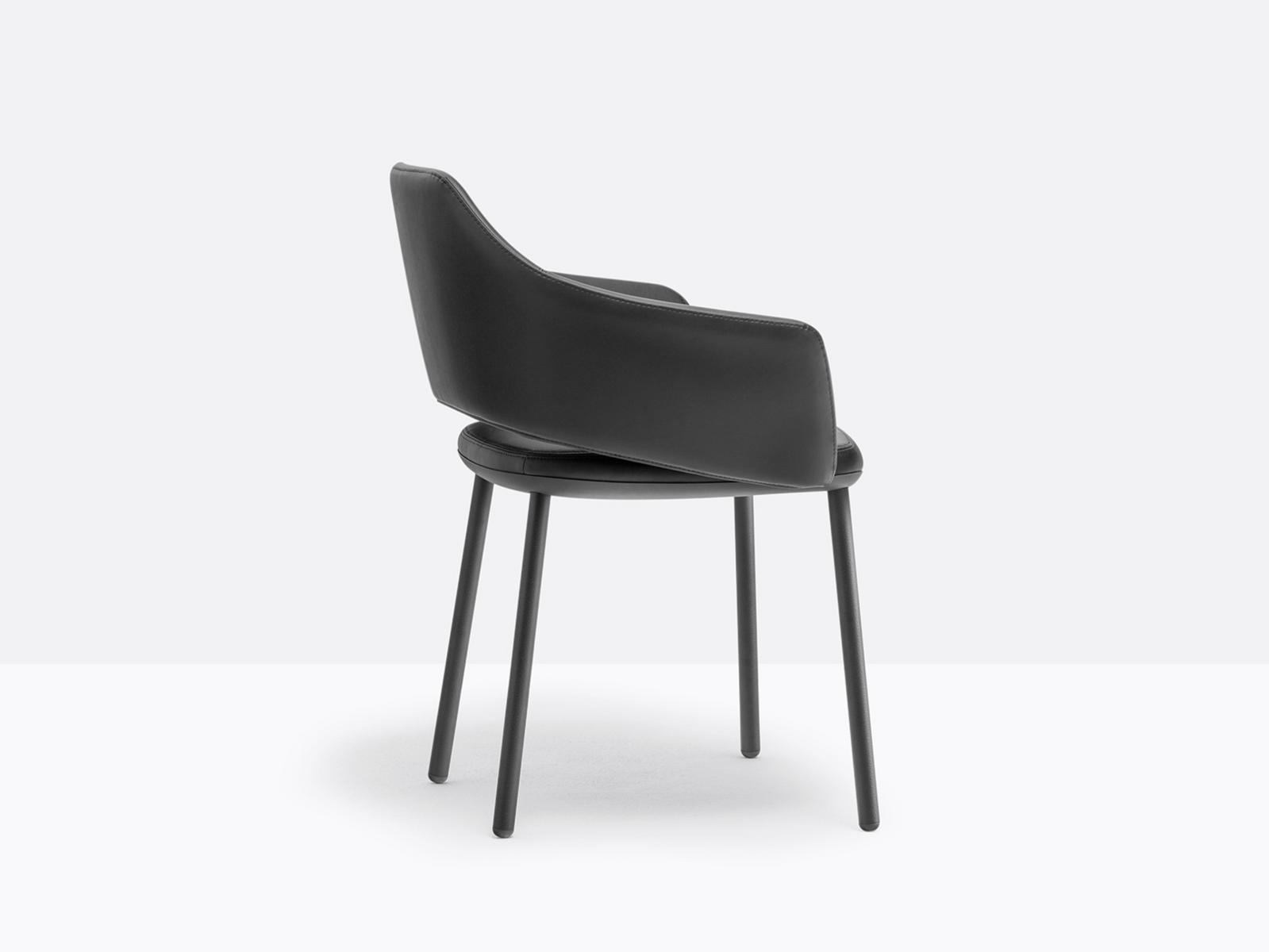 VIC 647 Upholstered leather chair with armrests