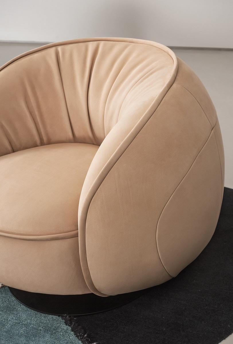 LEON Swivel leather armchair with armrests