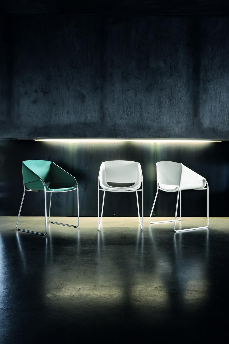 SIMPLY Sled base leather chair with armrests