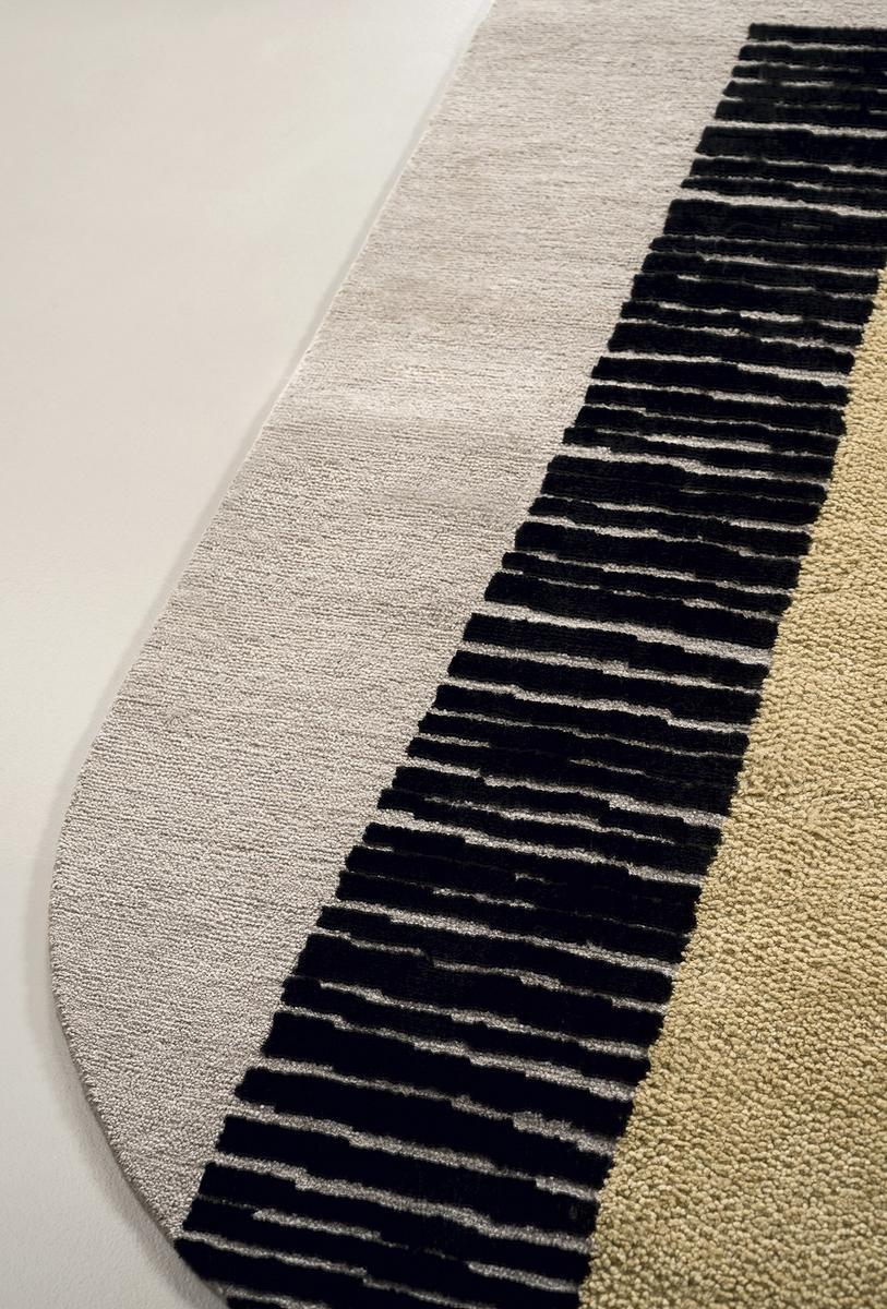 HIMANI A Patterned rectangular rug