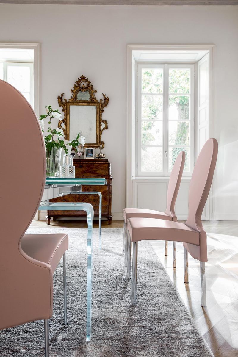 VIVIENNE Medallion upholstered leather chair