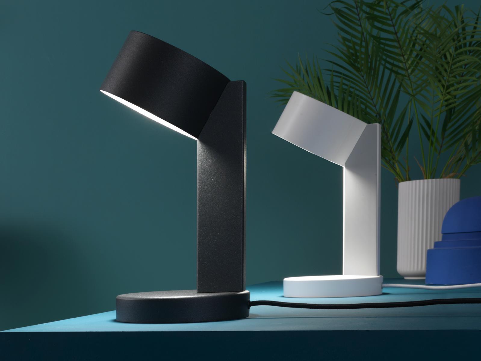 REI LED iron table lamp