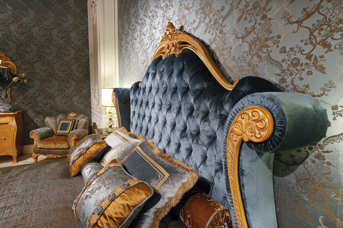 3680 Velvet bed with tufted headboard