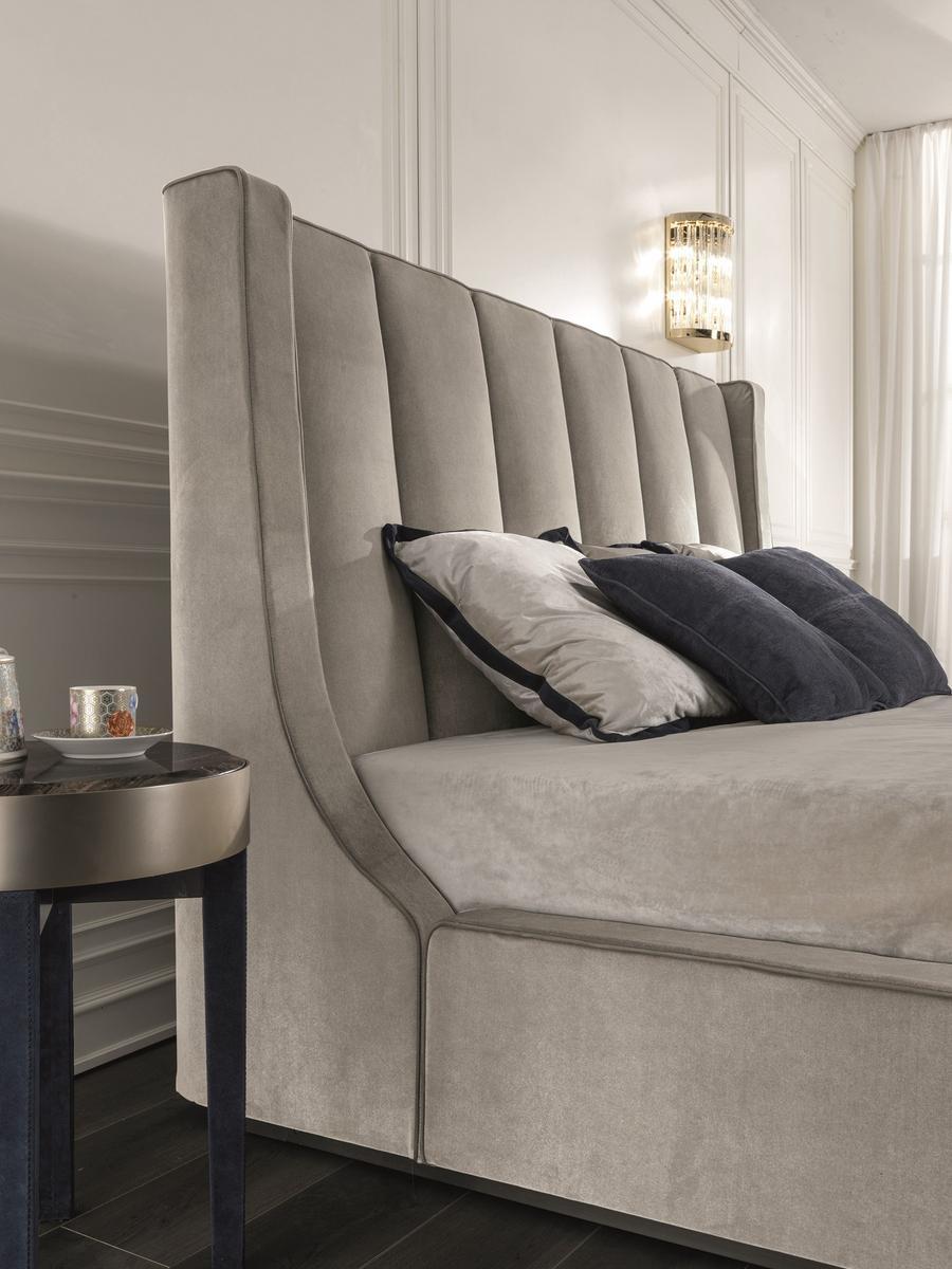KUBRICK Leather bed with high headboard