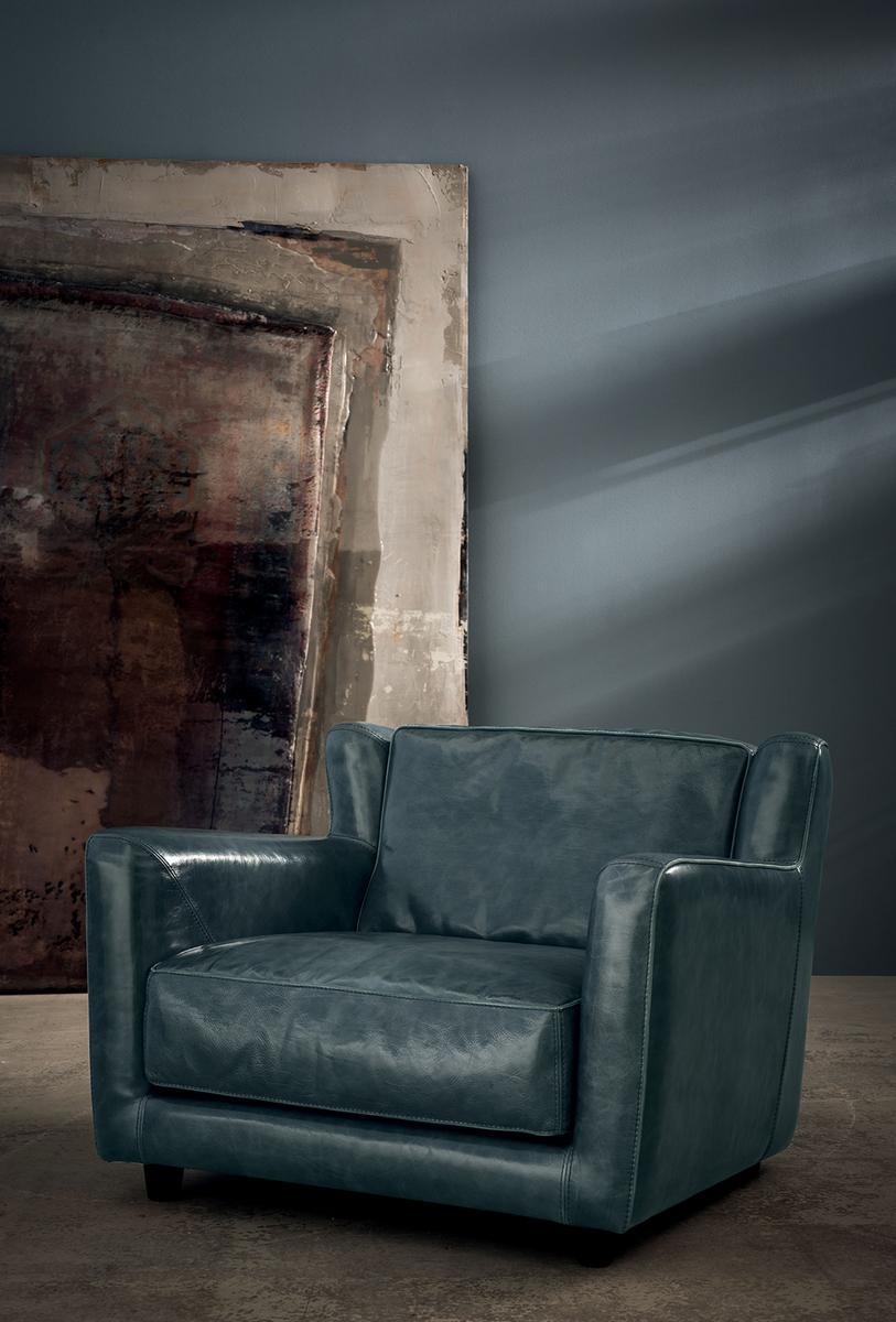 BERGÈRE LONGE Tanned leather armchair with armrests