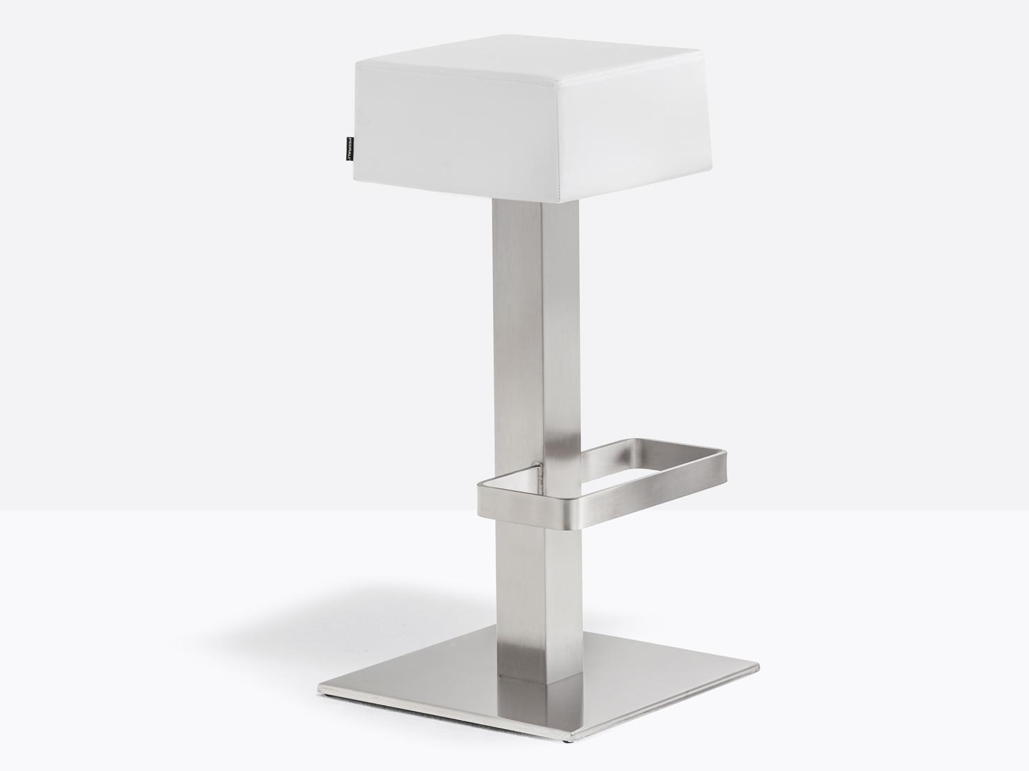 HX 4446 High leather stool with footrest