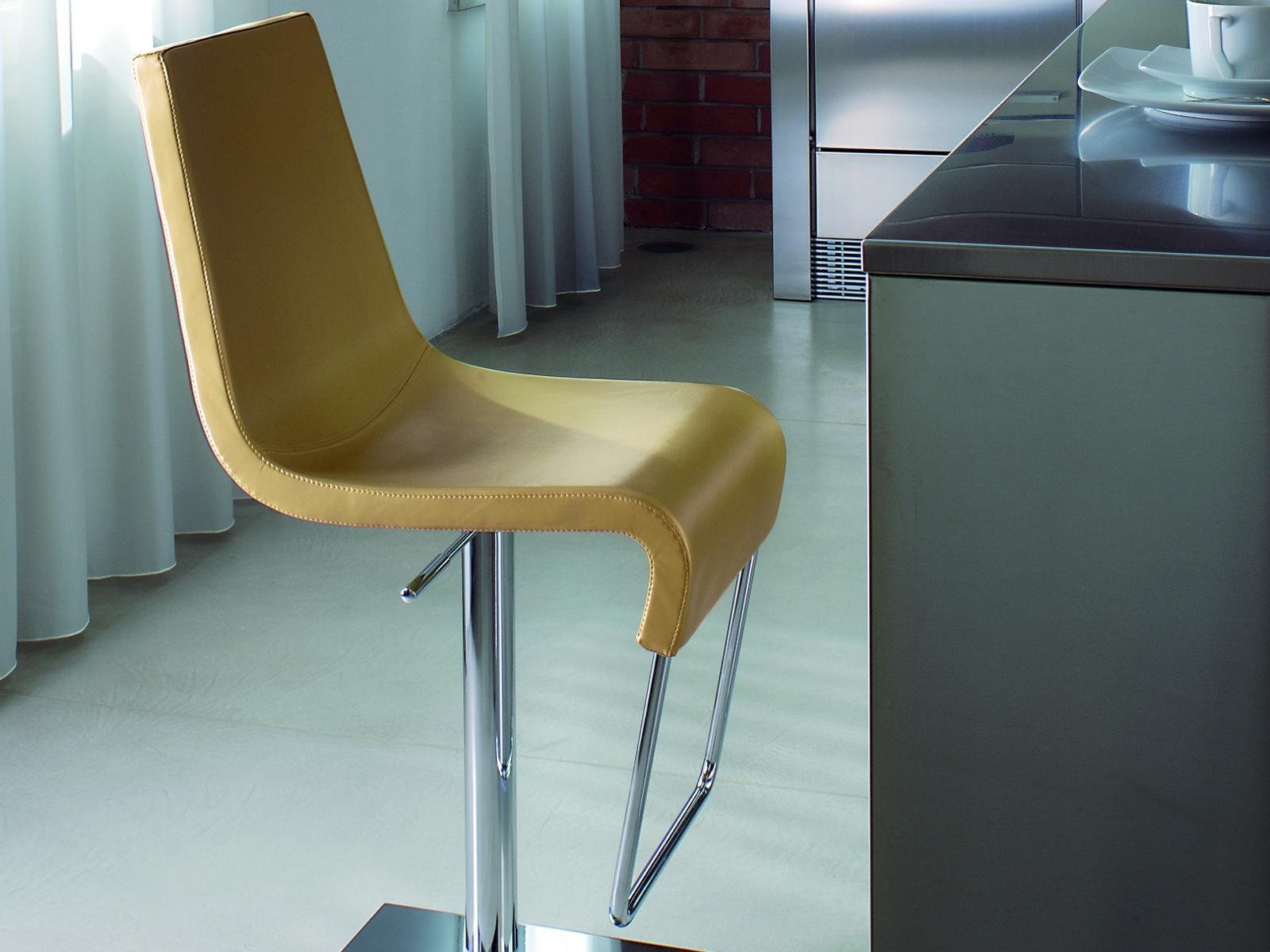 SKIPPING Height-adjustable swivel stool