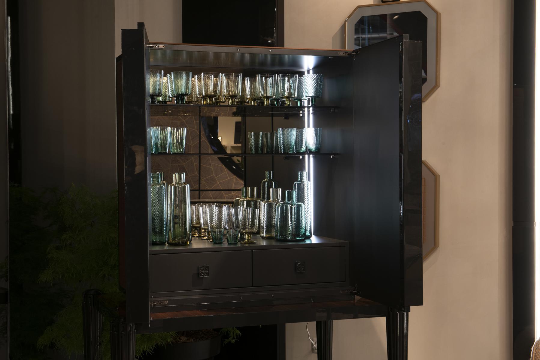 RICHELIEU Bar cabinet covered in nabuk with integrated lighting