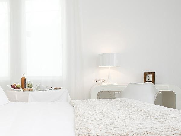 SPUN LIGHT T LED table lamp with dimmer