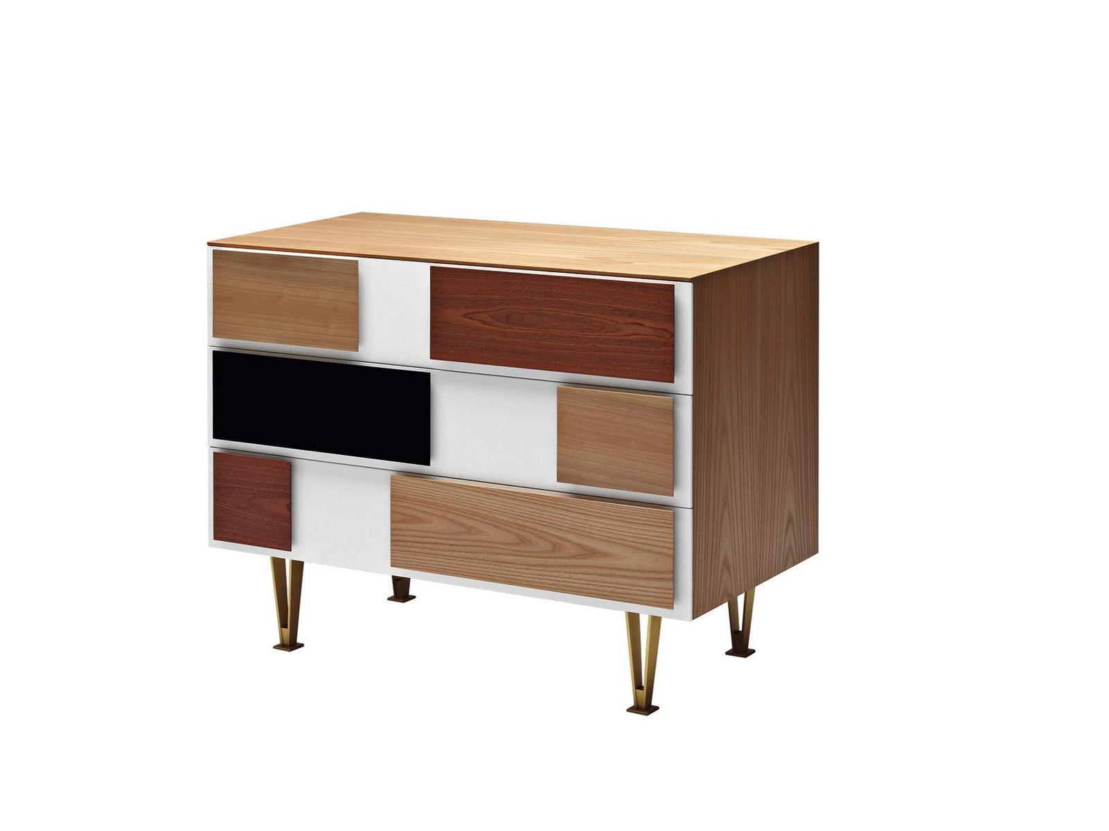 D.655.2 Wooden chest of drawers
