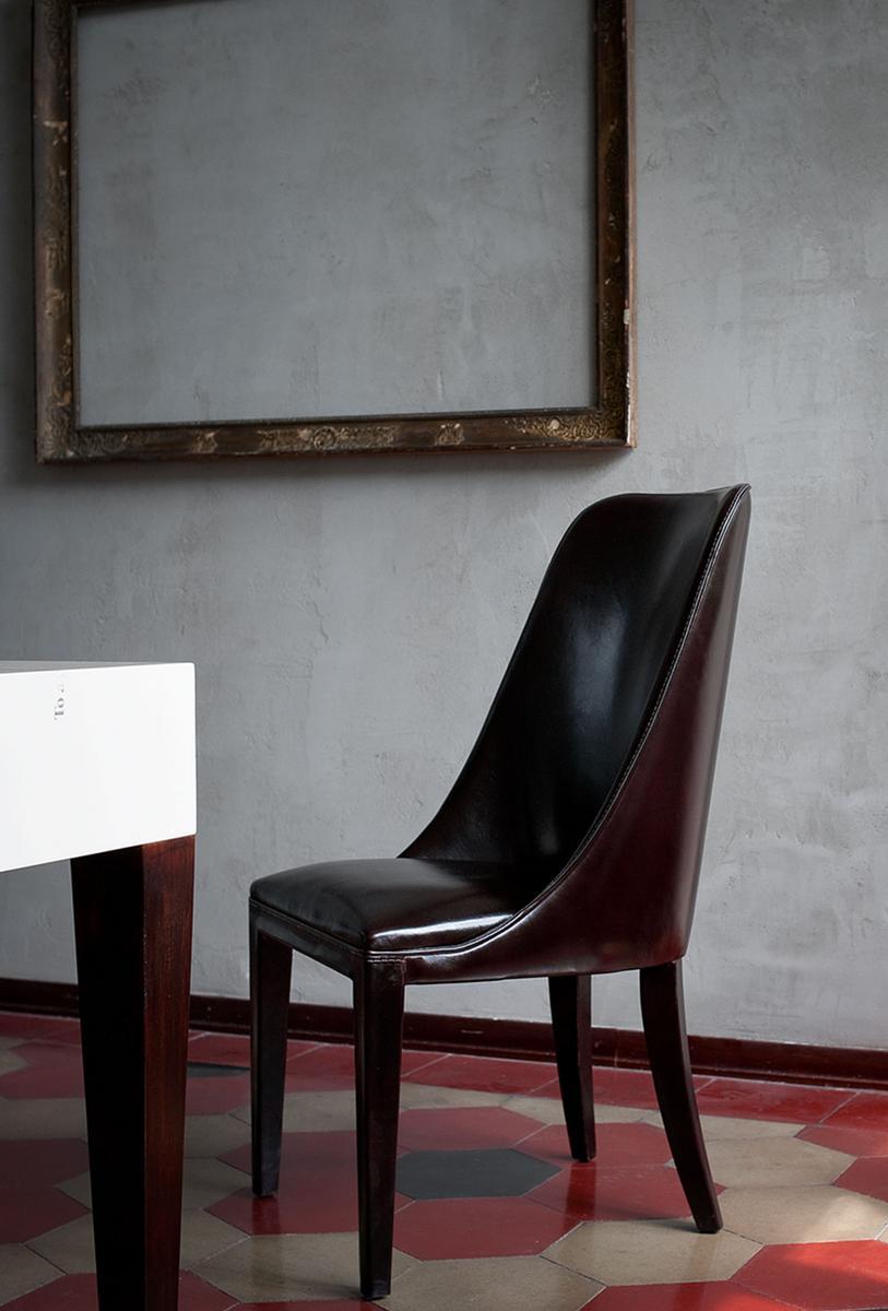 DECOR Upholstered leather chair