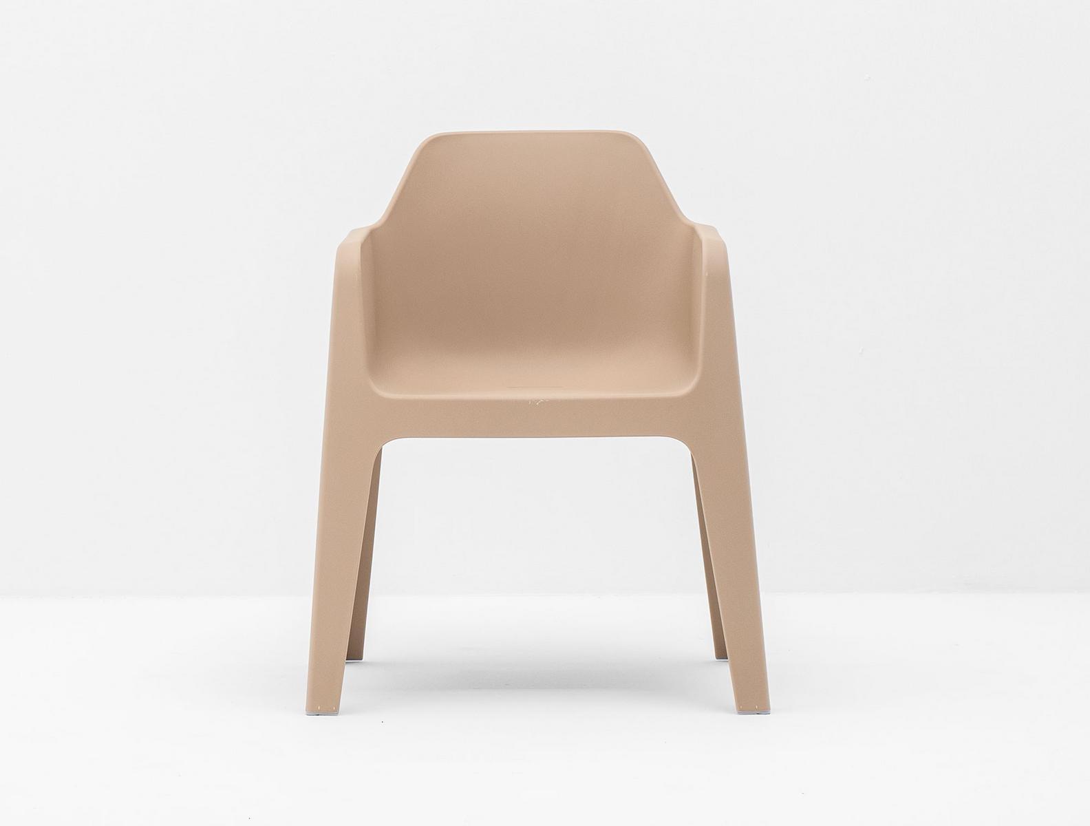 PLUS 630 Stackable polypropylene chair