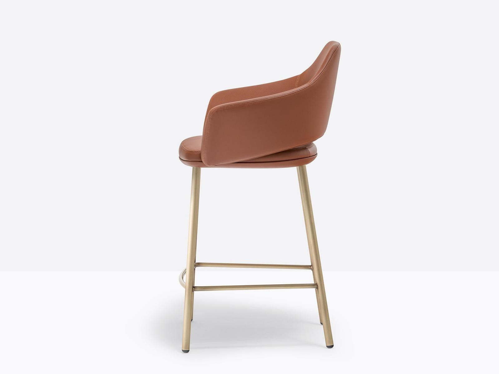 VIC 649 High leather stool with armrests