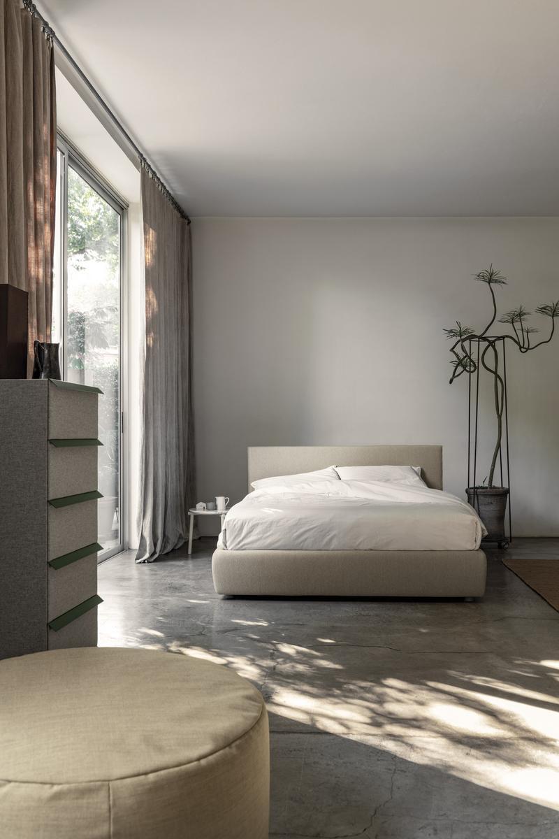 METROPOLITAN Storage bed with upholstered headboard