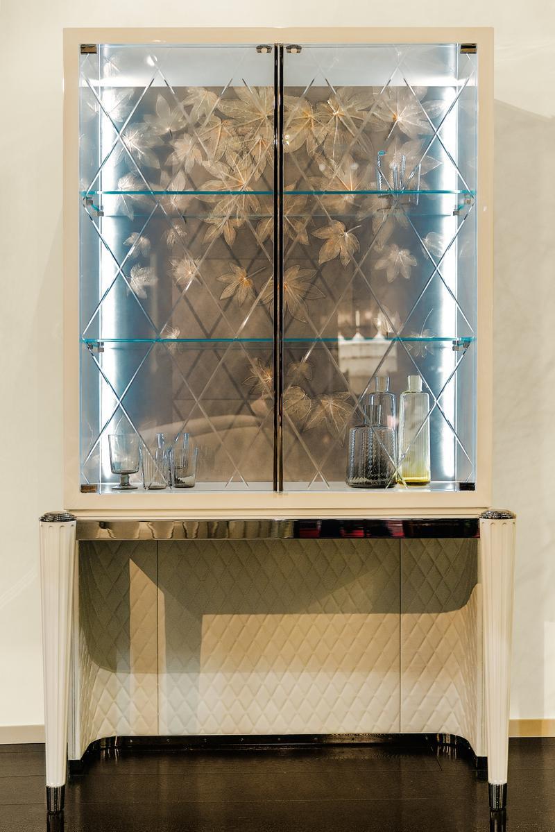 KIMBERLY Multi-layer wood display cabinet with integrated lighting