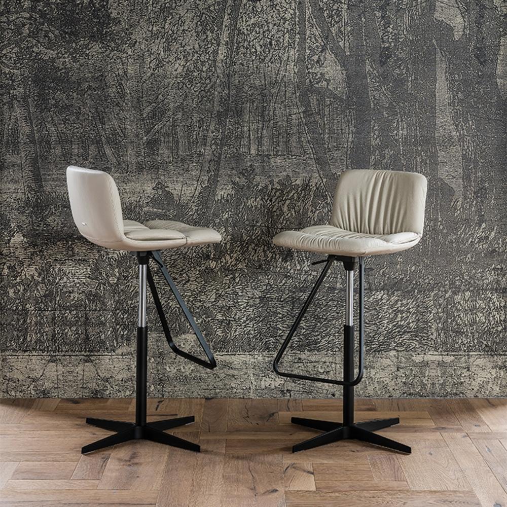 AXEL X Leather bar chair
