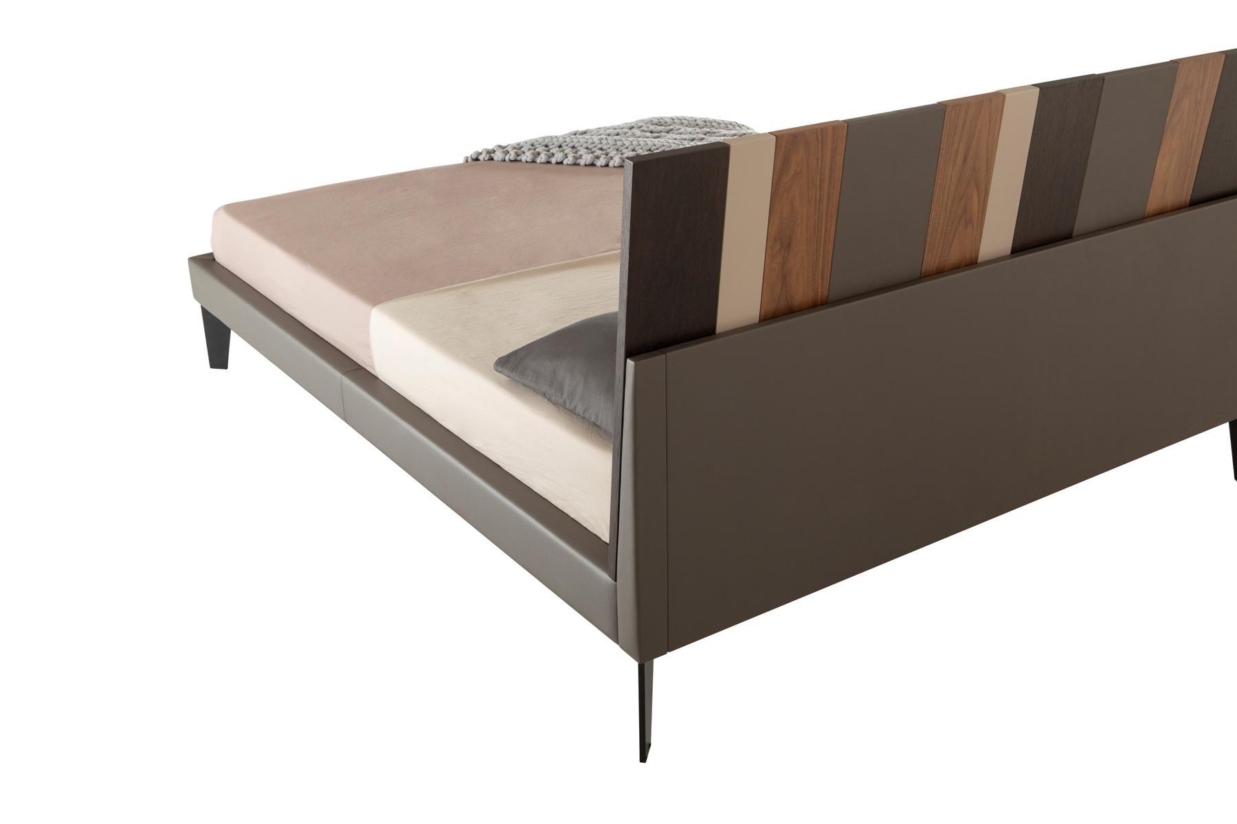 RANDOM Double bed in solid wood and leather