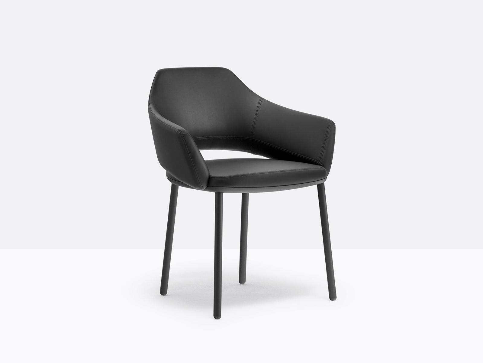VIC 647 Upholstered leather chair with armrests
