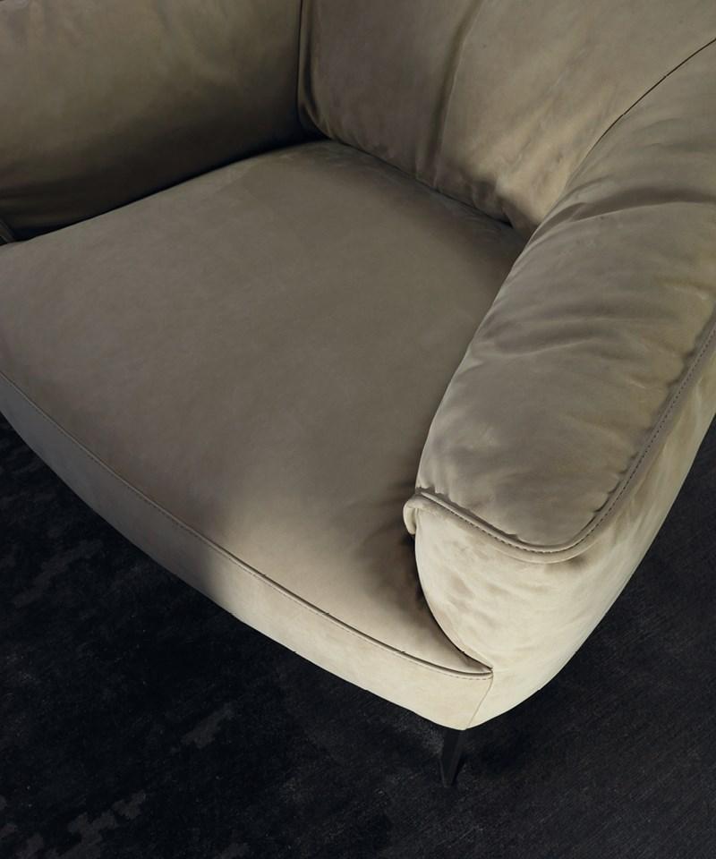 SIGMUND Leather armchair with armrests