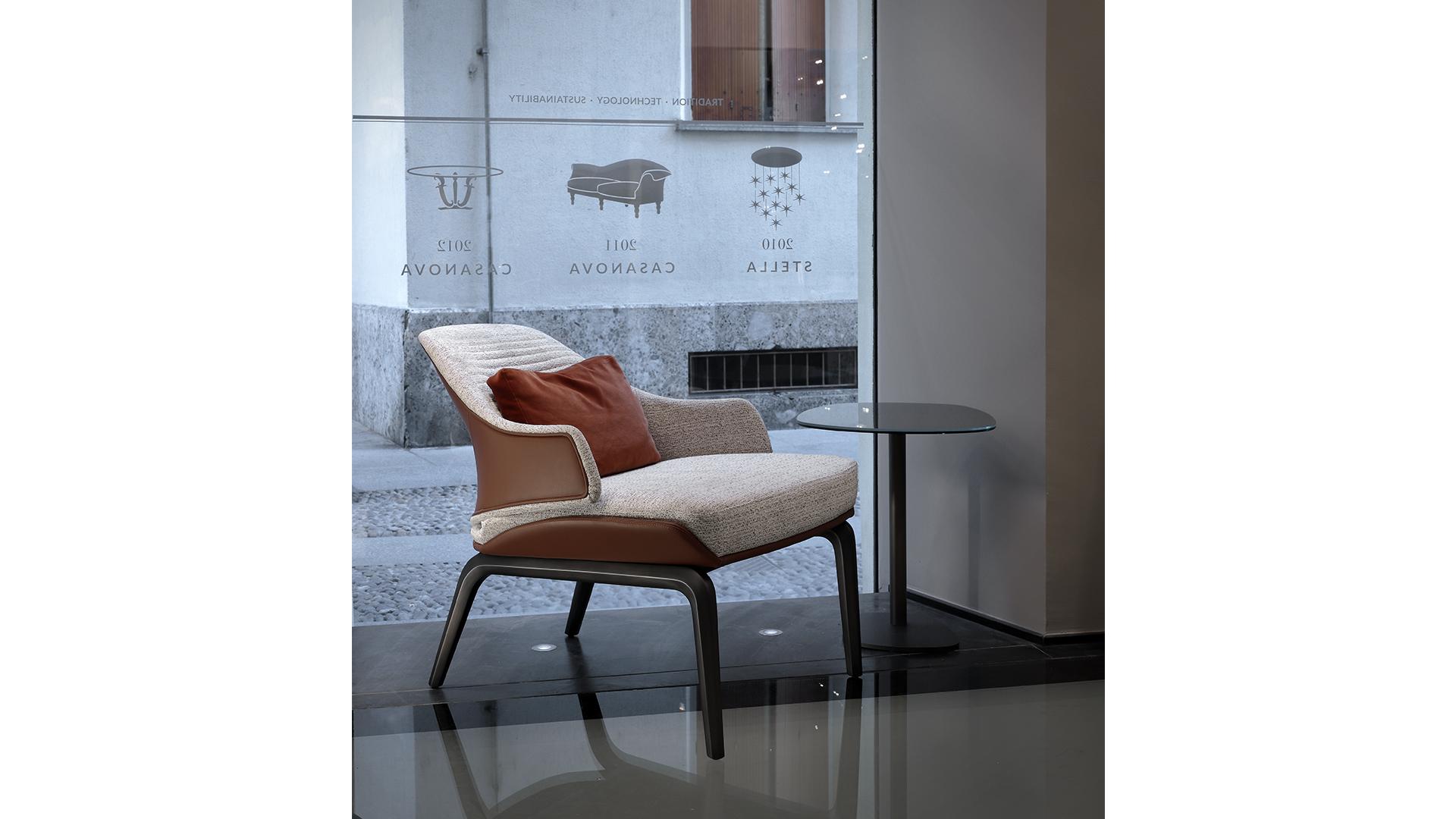 VELA Leather armchair with armrests