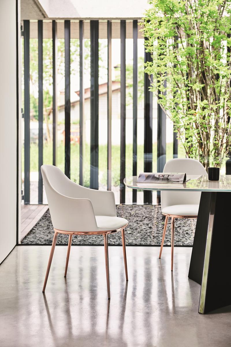 LEA P Leather chair with armrests