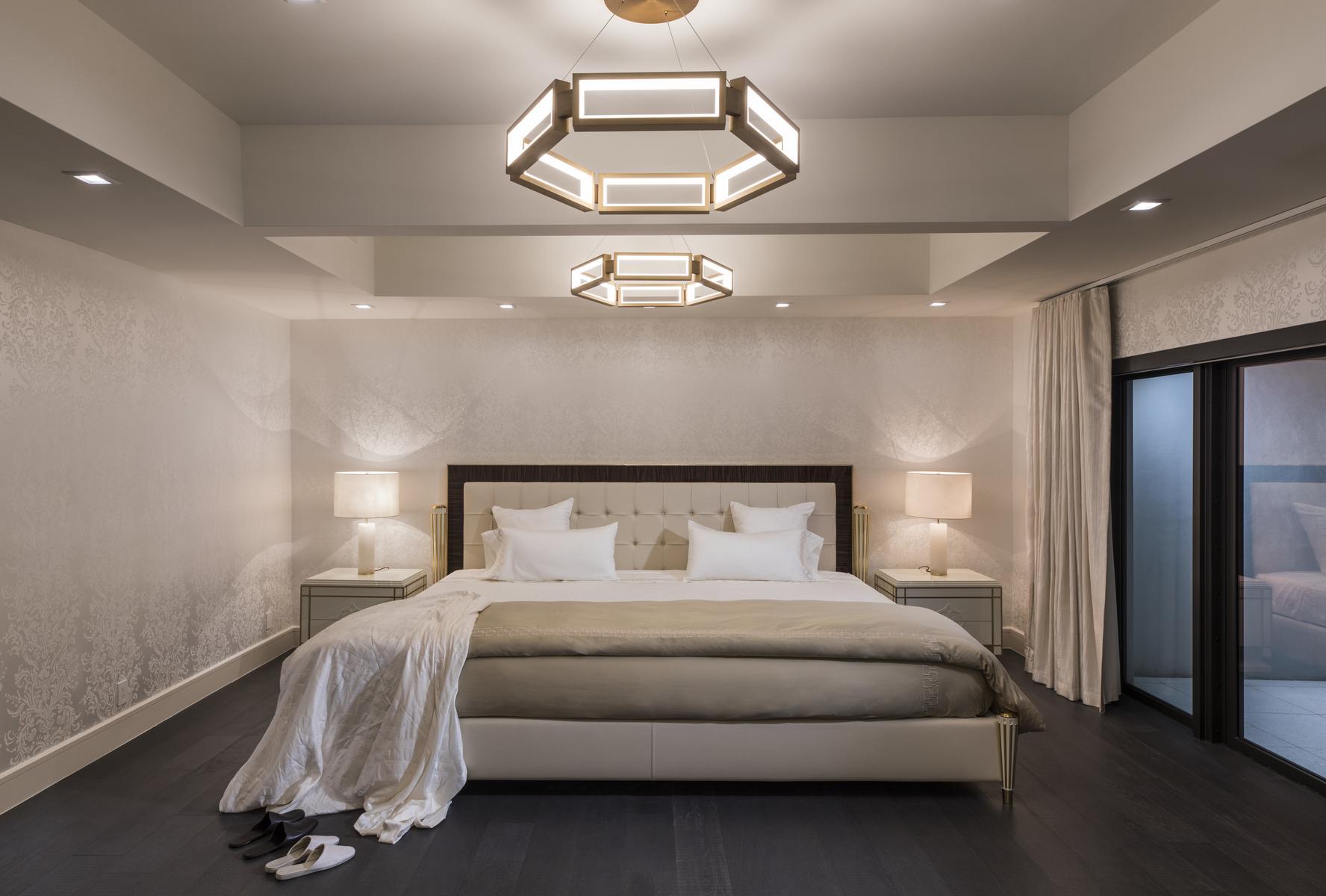 JUNO Leather bed with tufted headboard