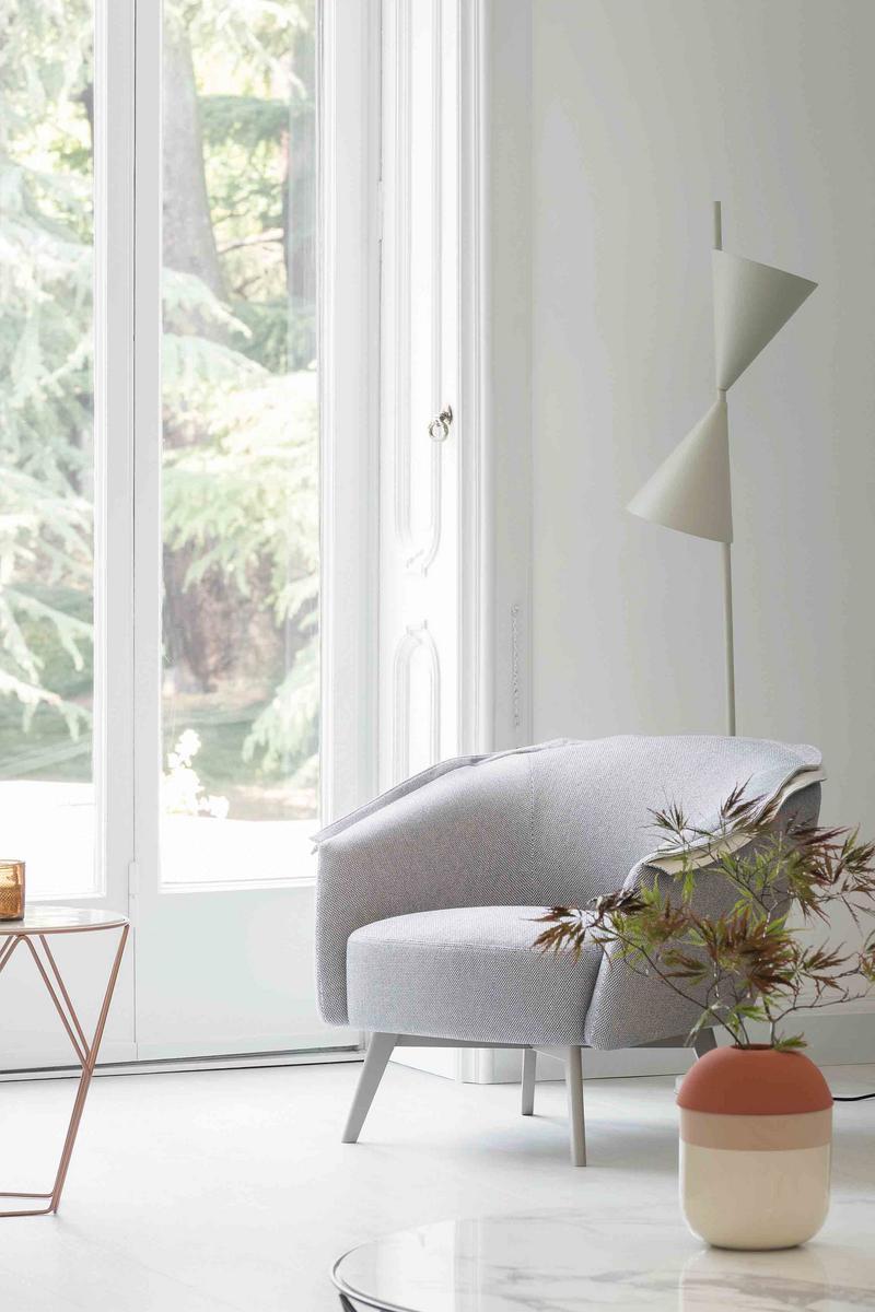 BRUNO Upholstered fabric lobby chair with armrests
