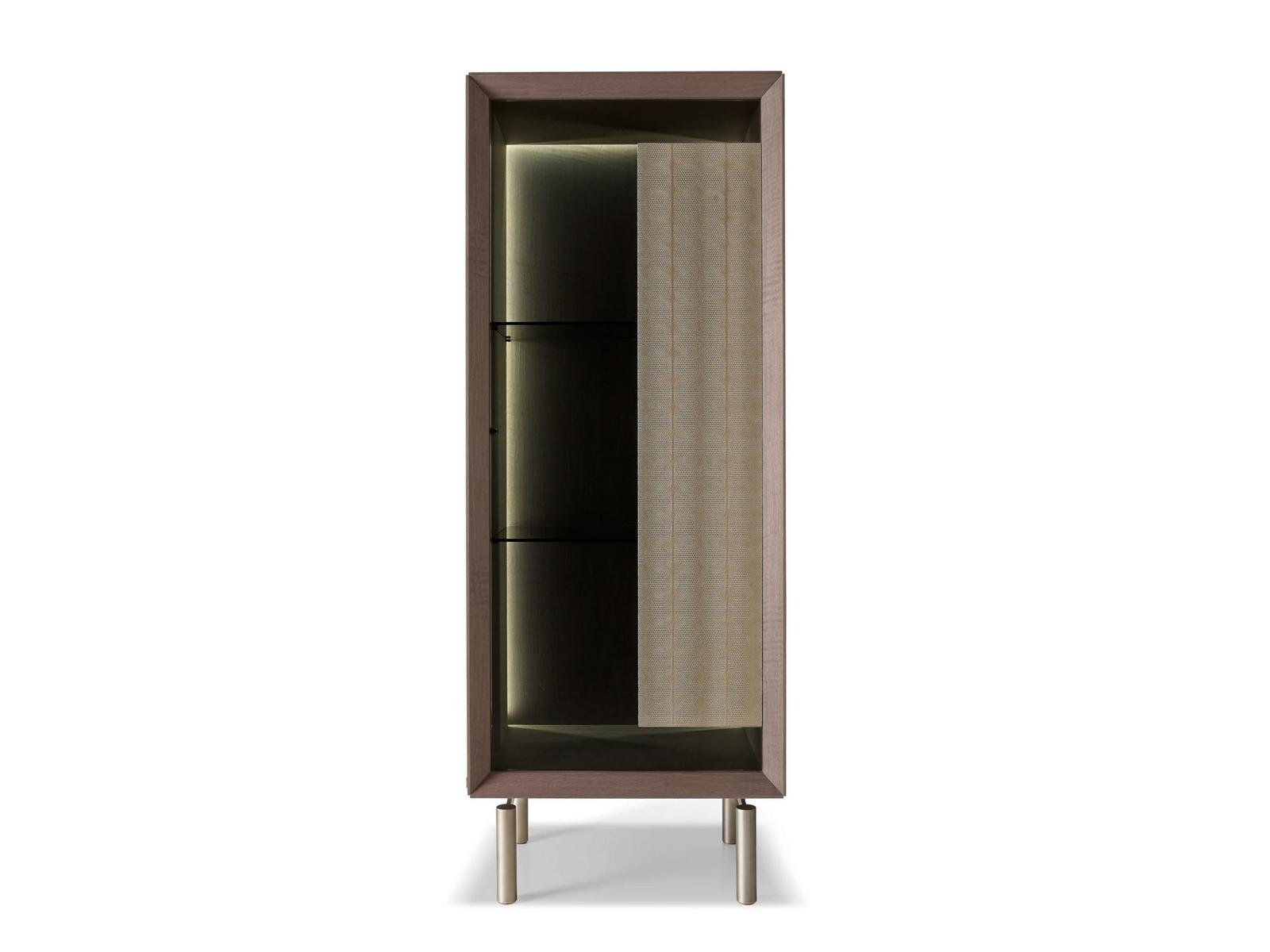 QUADRO Display cabinet with integrated lighting