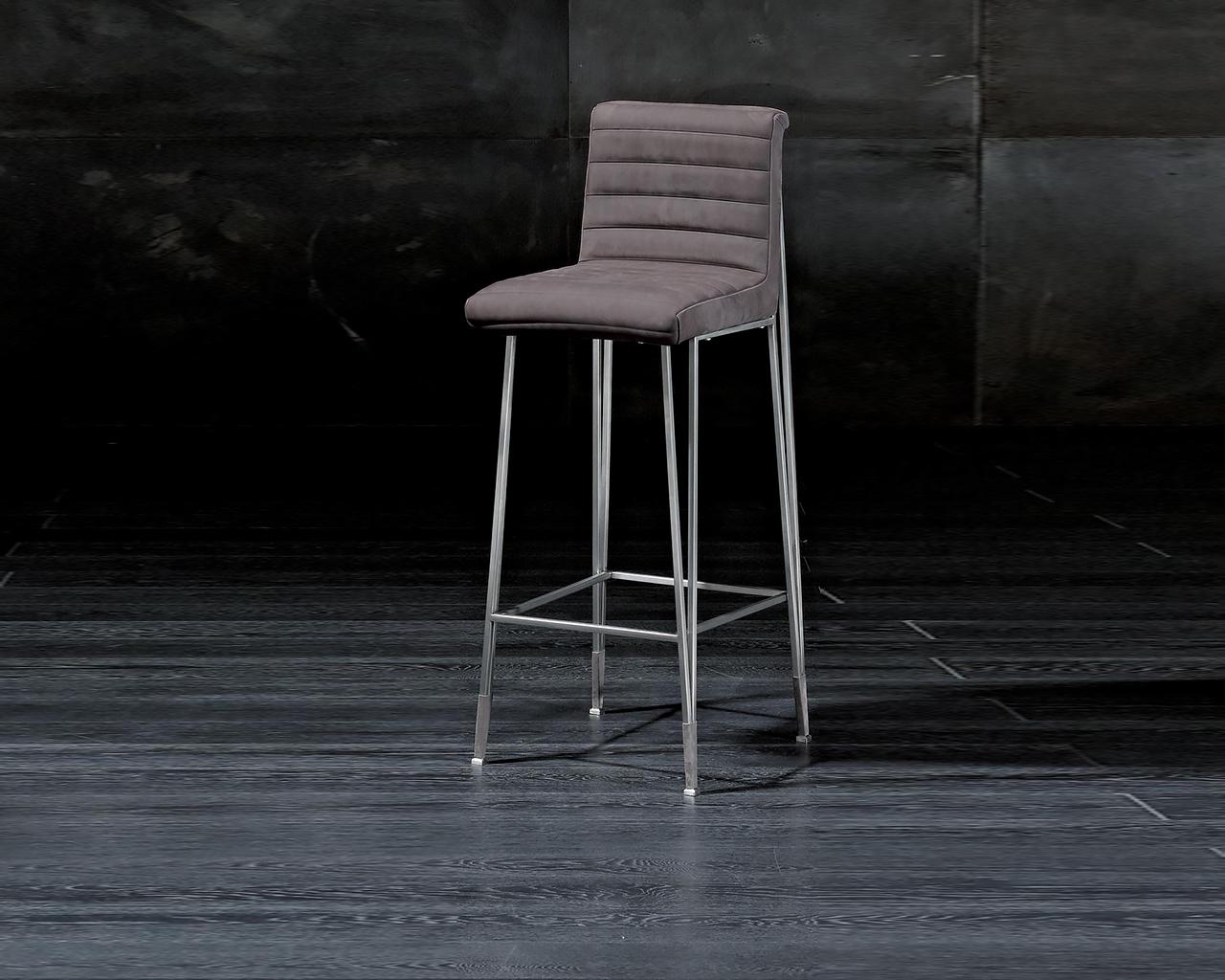 YUKI Nabuk chair in a classic style