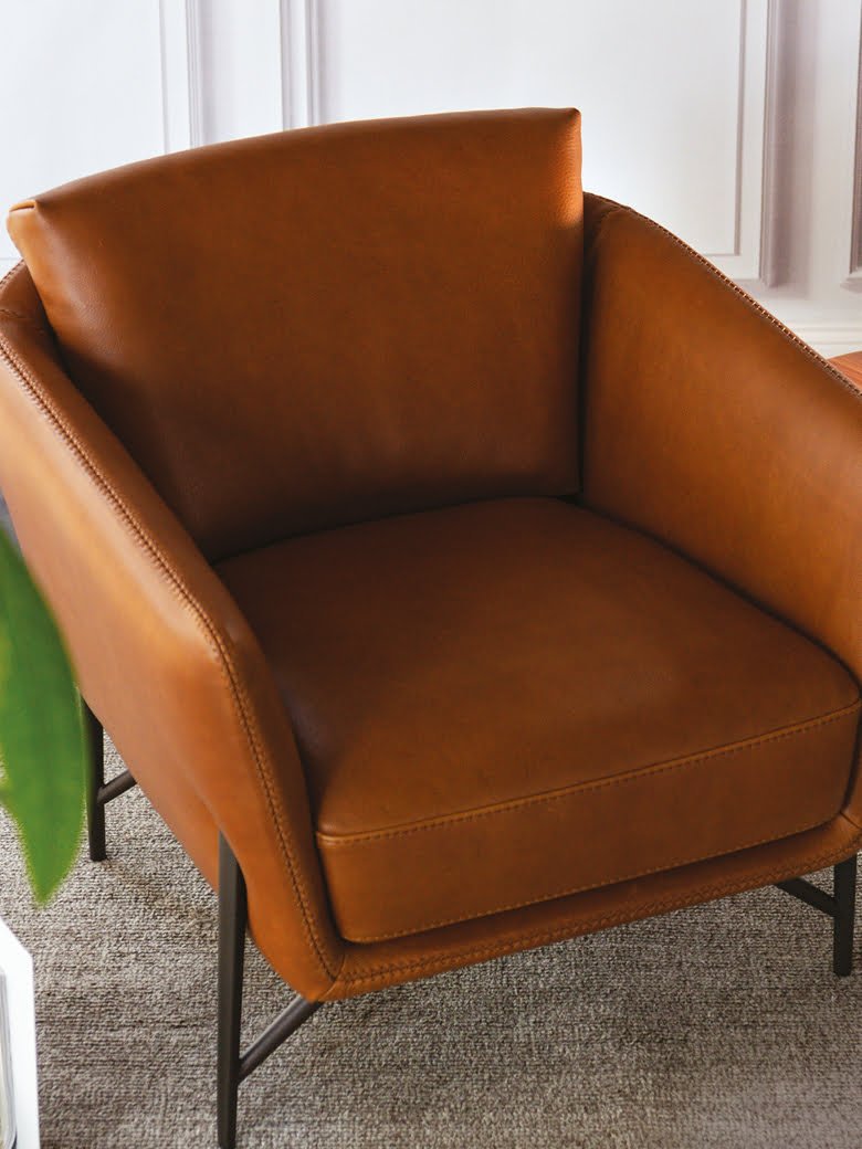 VENERE Contemporary armchair with a slim, enveloping structure and soft cushion for comfort, ideal for space efficiency without compromising on style.