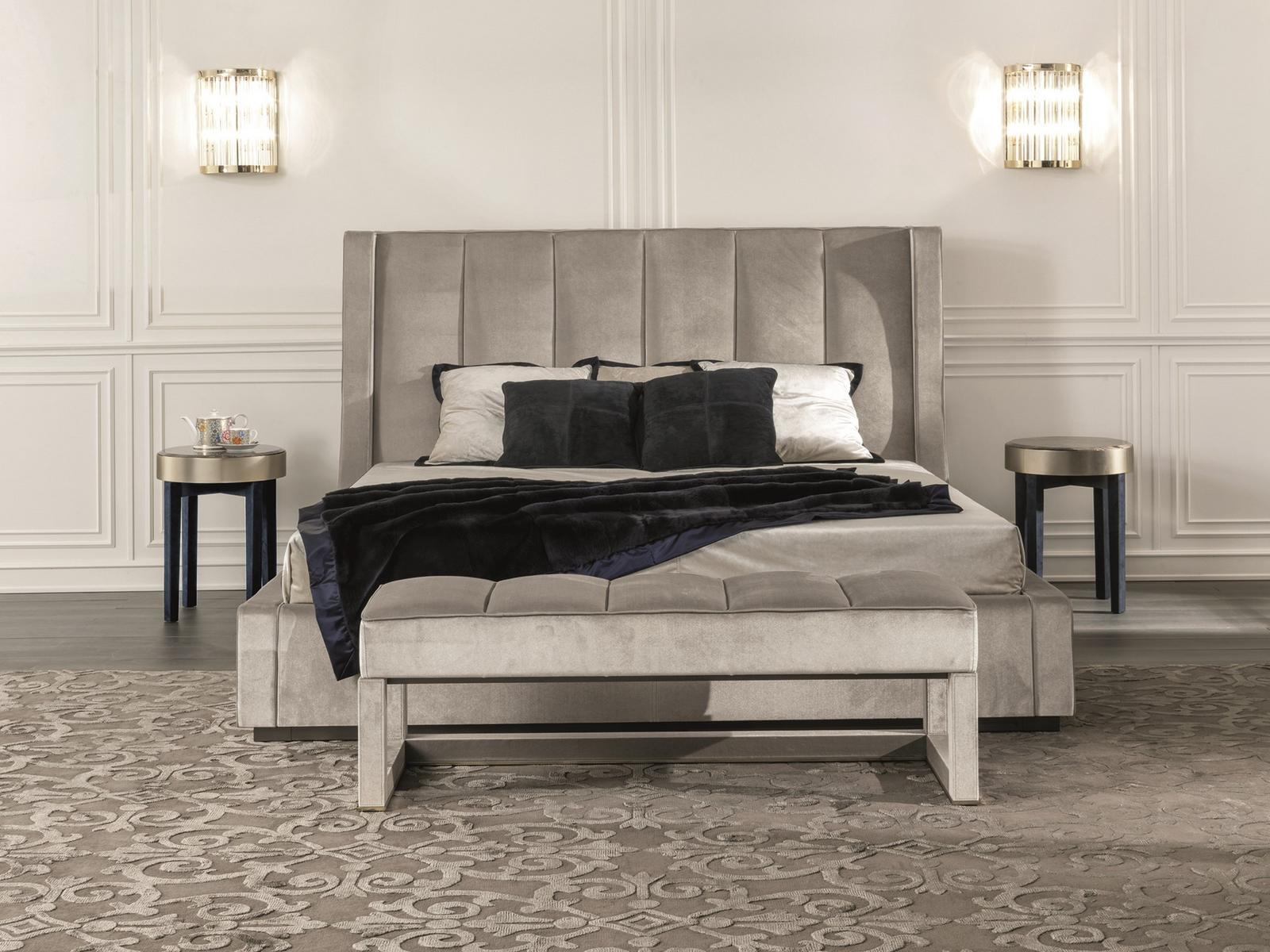KUBRICK Leather bed with high headboard