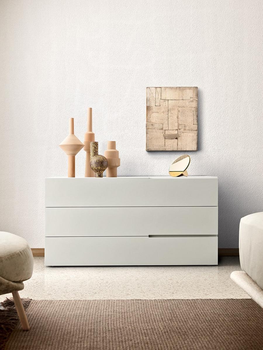 SEGNO Wooden chest of drawers with integrated handles