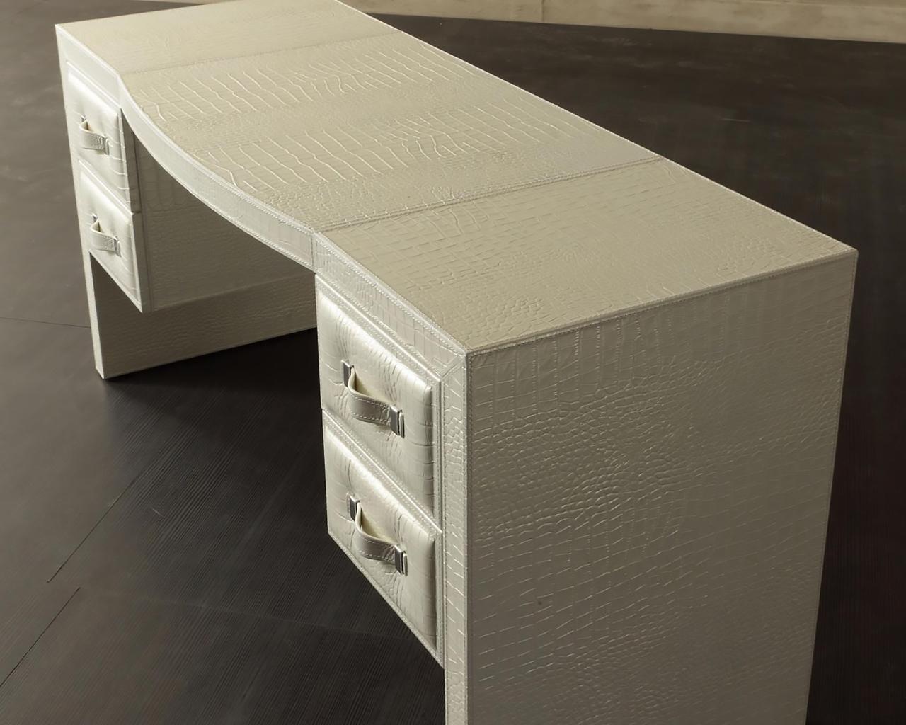 ZION Leather writing desk in a classic style with drawers