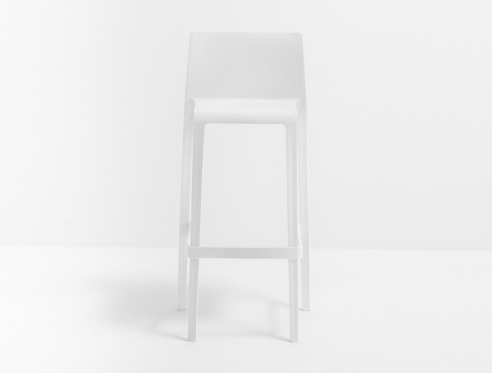 VOLT 678 Stackable polypropylene stool