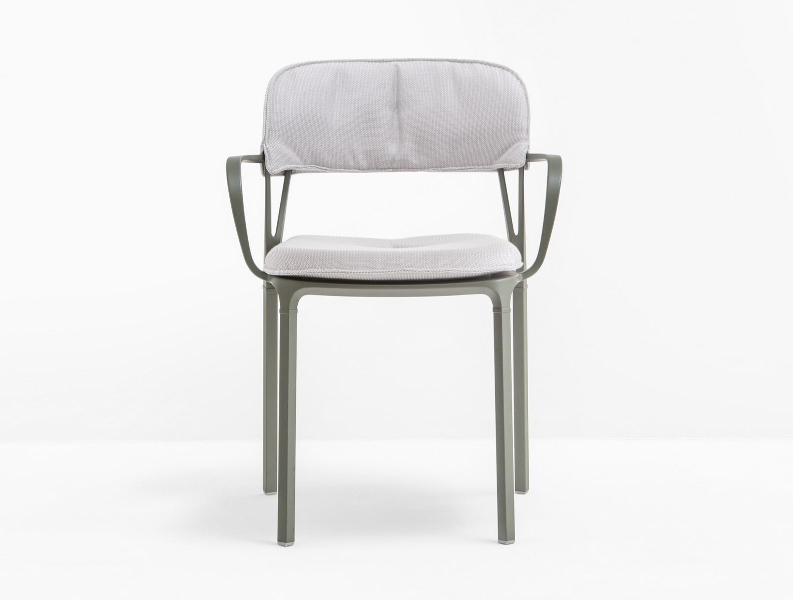 INTRIGO 3715 Die cast aluminium chair with armrests