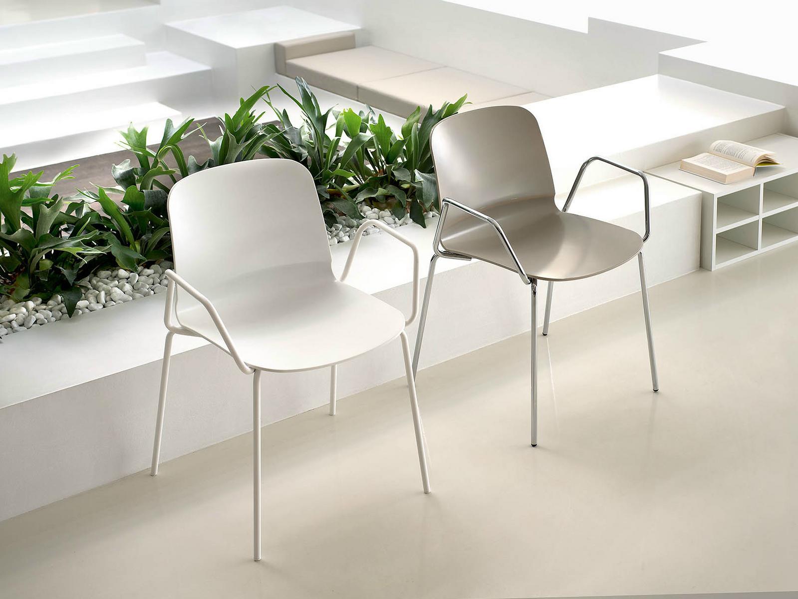 LIÙ P Chair with armrests