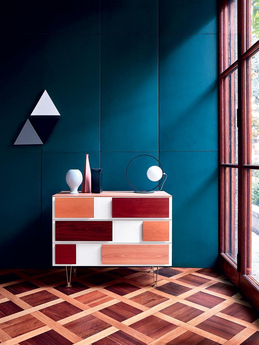 D.655.2 Wooden chest of drawers