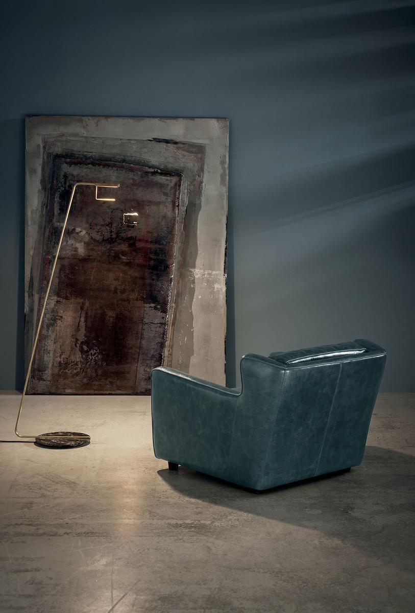 BERGÈRE LONGE Tanned leather armchair with armrests