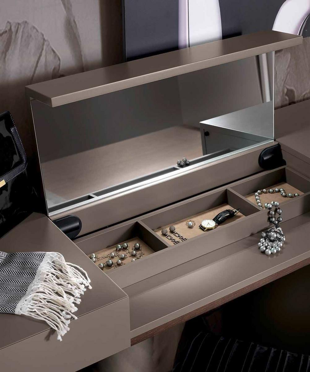 VANITY Wooden dressing table