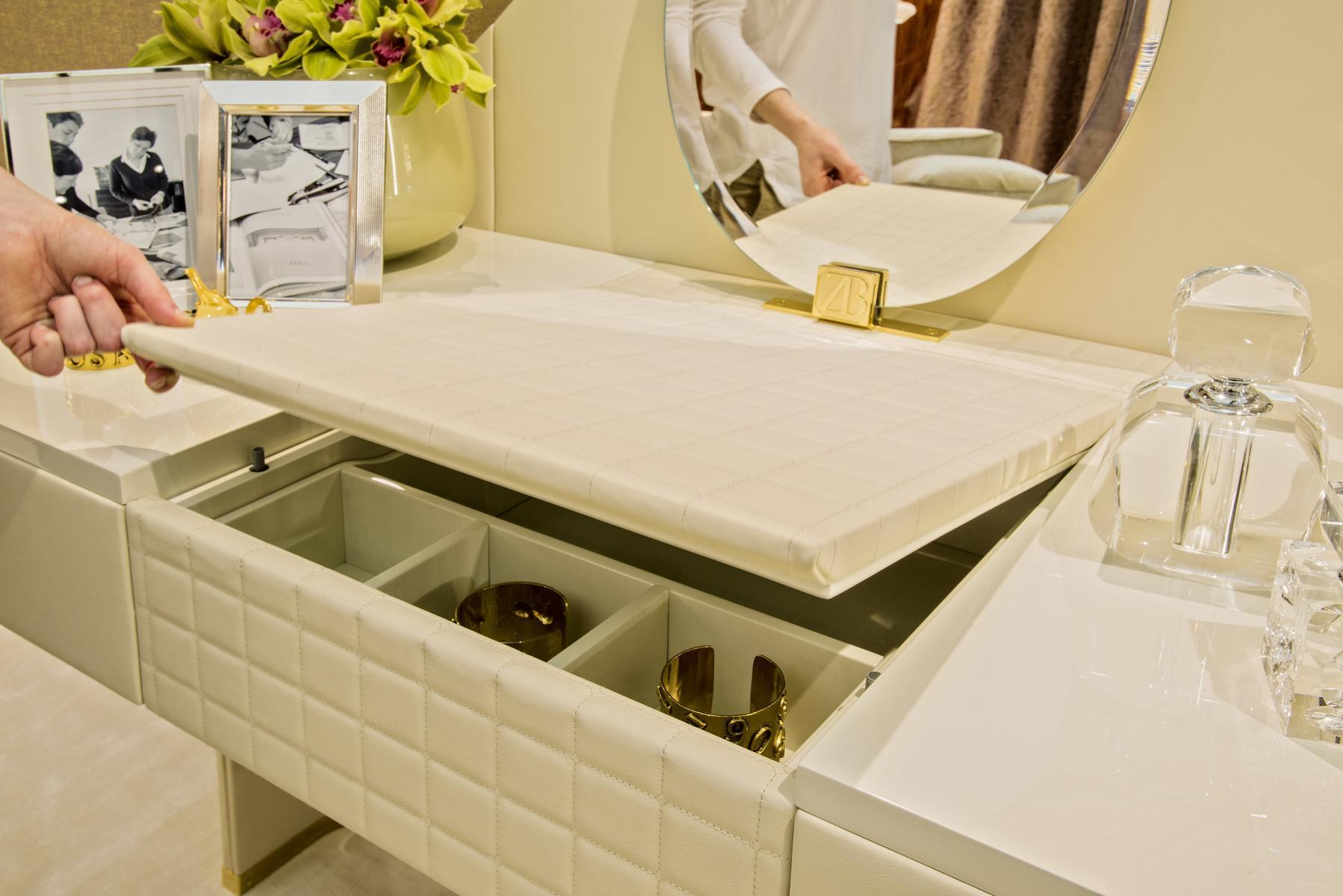 KIMBERLY Dressing table covered in leather