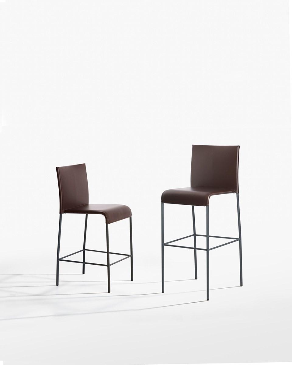 AGRA High tanned leather stool with footrest