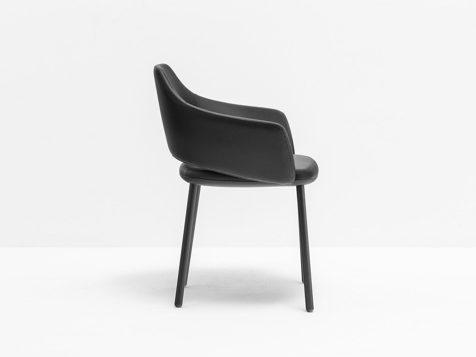 VIC 647 Upholstered leather chair with armrests