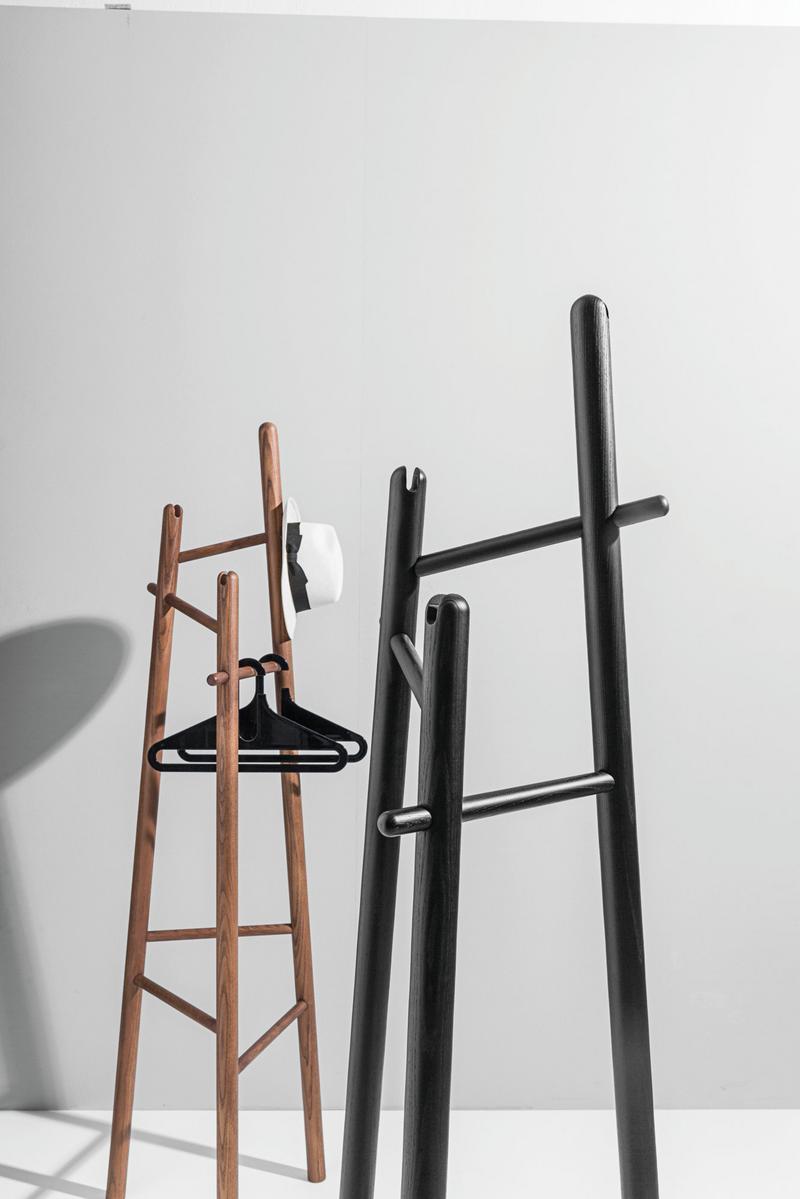 SAKTI Ash coat stand