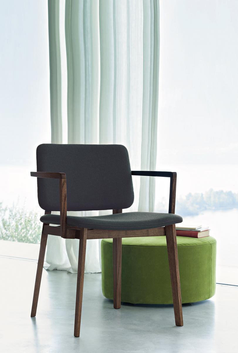 HATI Upholstered fabric chair with armrests