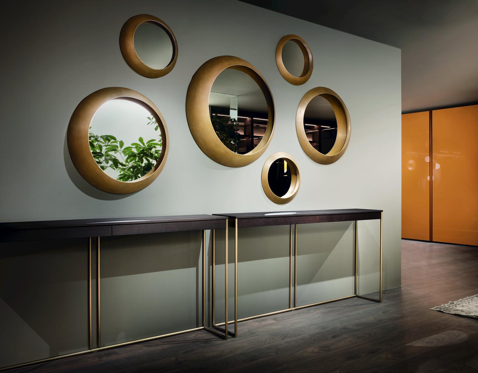 OCULUS Freestanding round framed mirror
